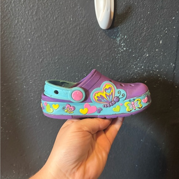 CROCS Purple and Blue Butterfly Kids Clogs - Picture 6 of 8